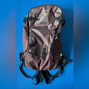 OSPREY FIRN 18 Backpack in Elderberry/Purple Peppermint Green - only used once!